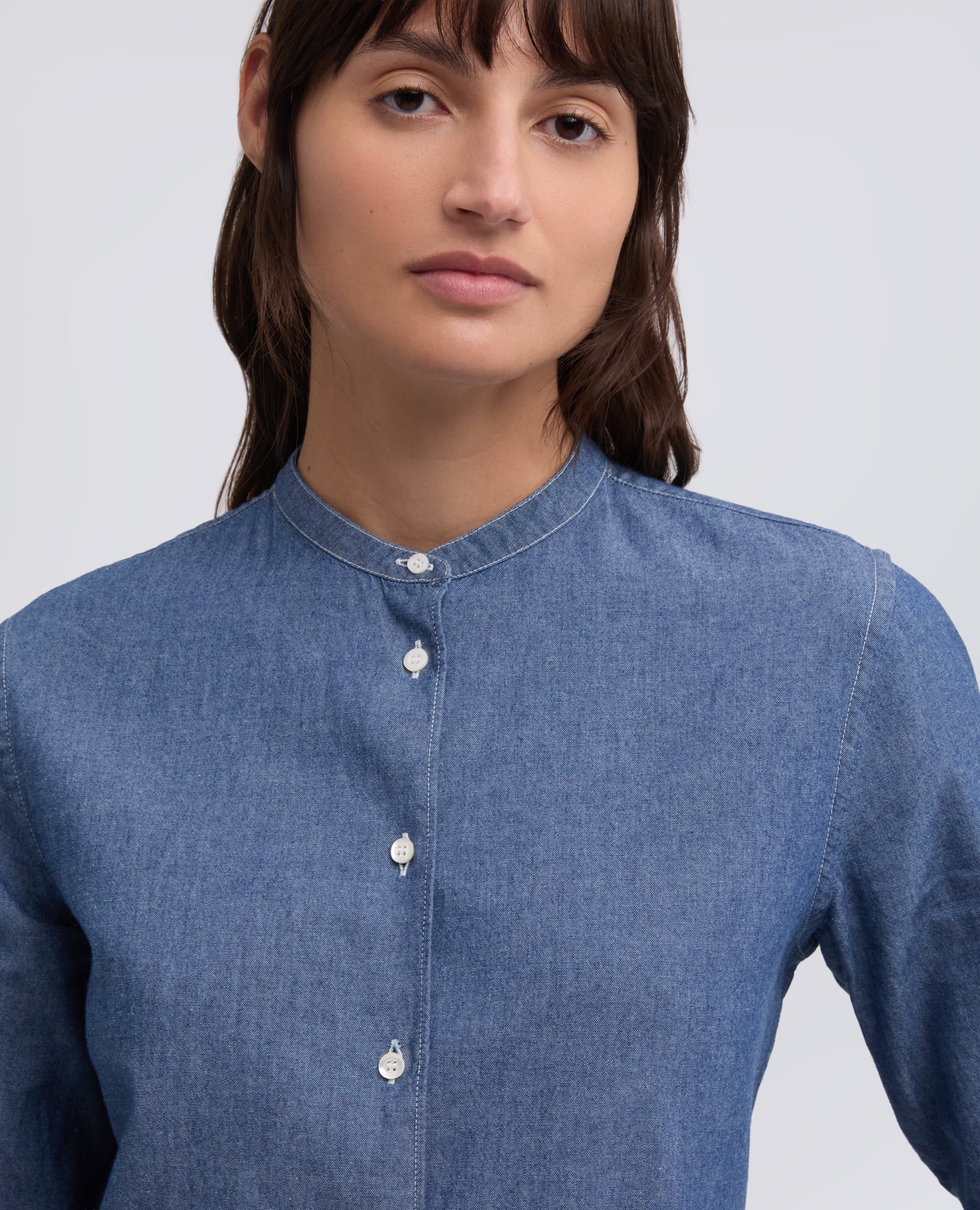 CAMICIA IN CHAMBRAY DI COTONE GIAPPONESE CON COLLO ALLA COREANA - DENIM MEDIO - Image 4