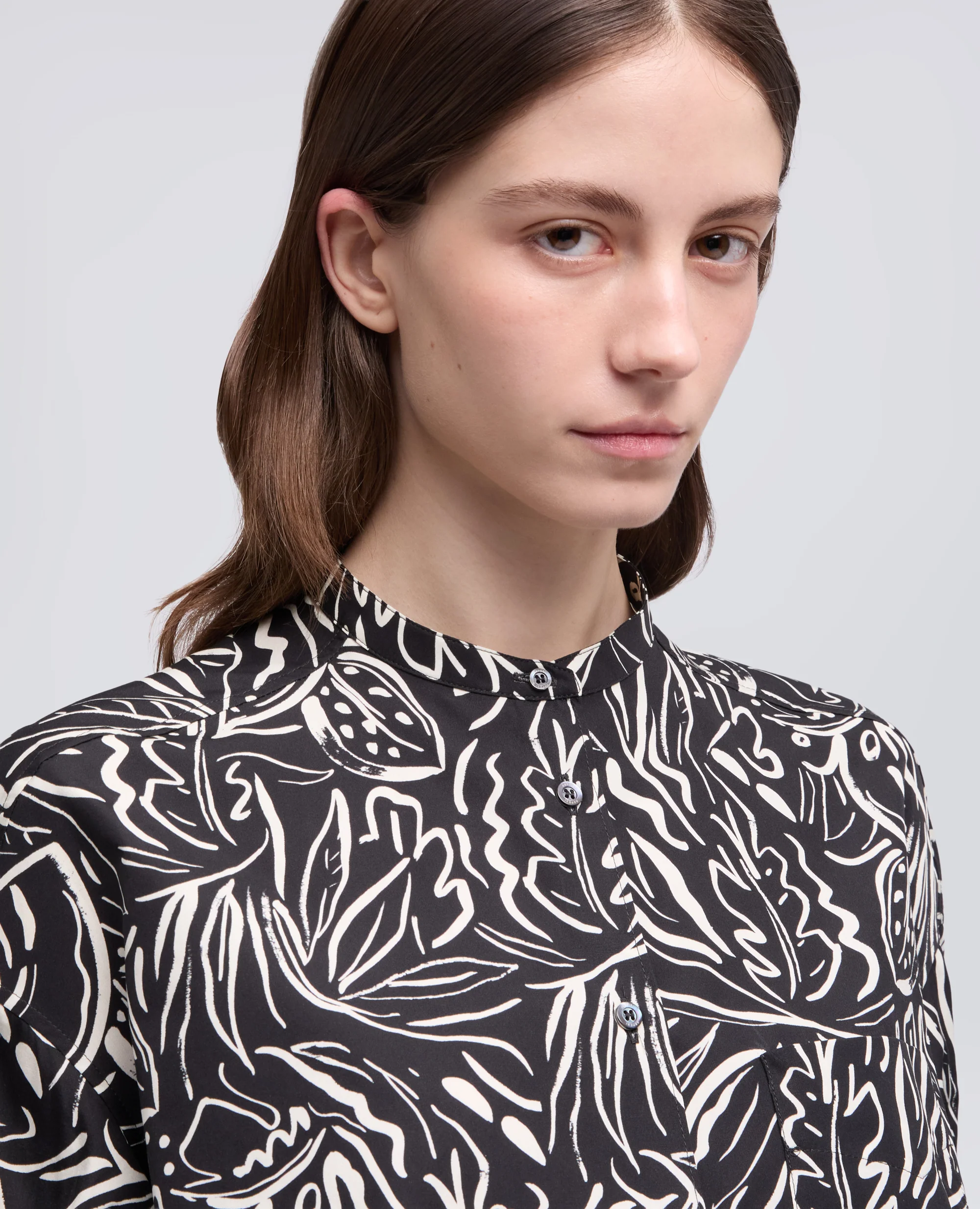 CAMICIA IN POPELINE DI COTONE CON COLLO ALLA COREANA - STAMPA NERA - Image 4