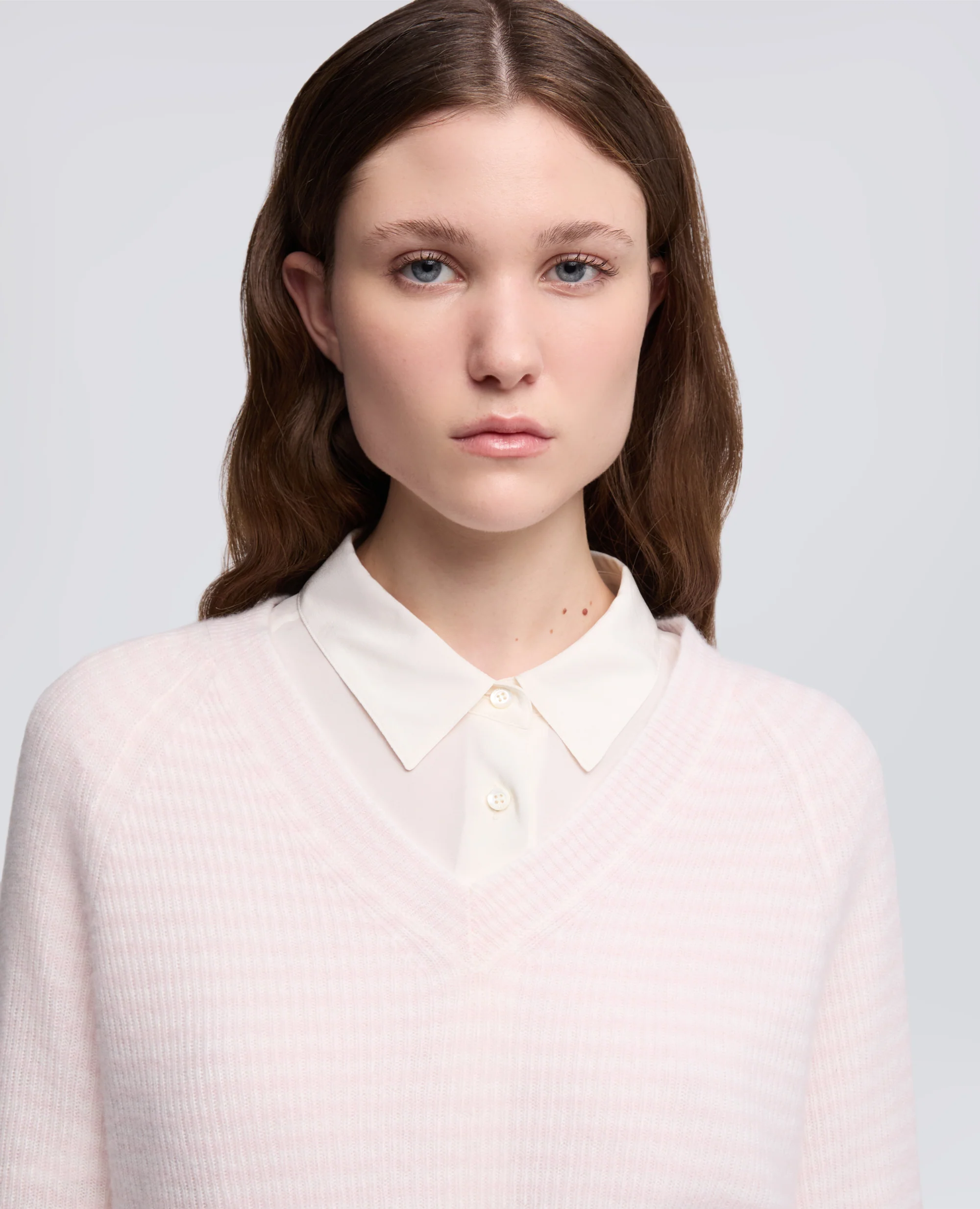 MAGLIA CON SCOLLO A -V- IN PURO CASHMERE - RIGA ROSA - Image 4